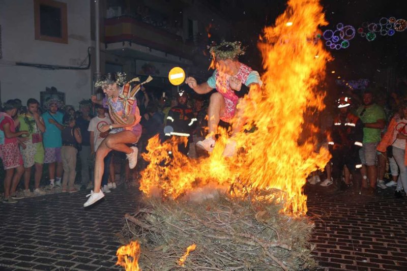 Xàbia s’encén en la nit dels focs de Fogueres Xàbia s’encén en la nit dels focs de Fogueres