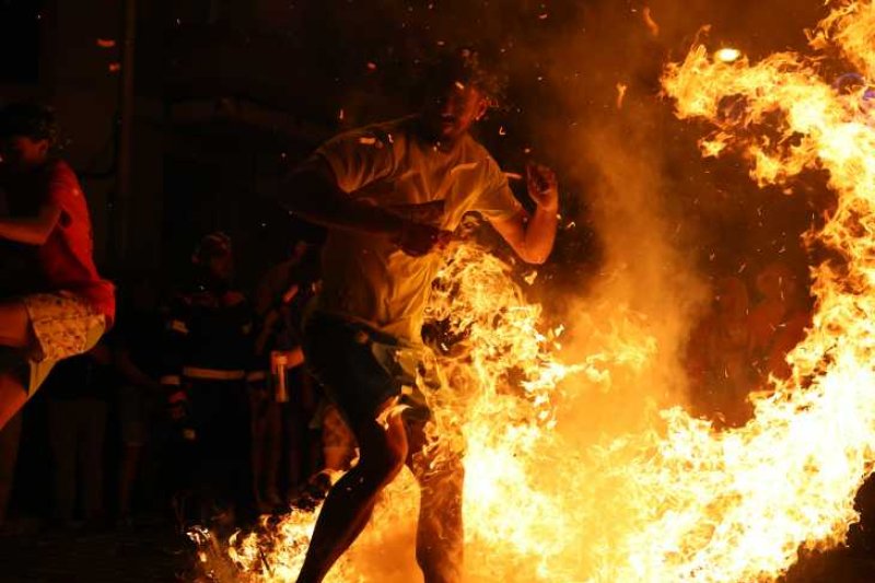 Xàbia s’encén en la nit dels focs de Fogueres Xàbia s’encén en la nit dels focs de Fogueres