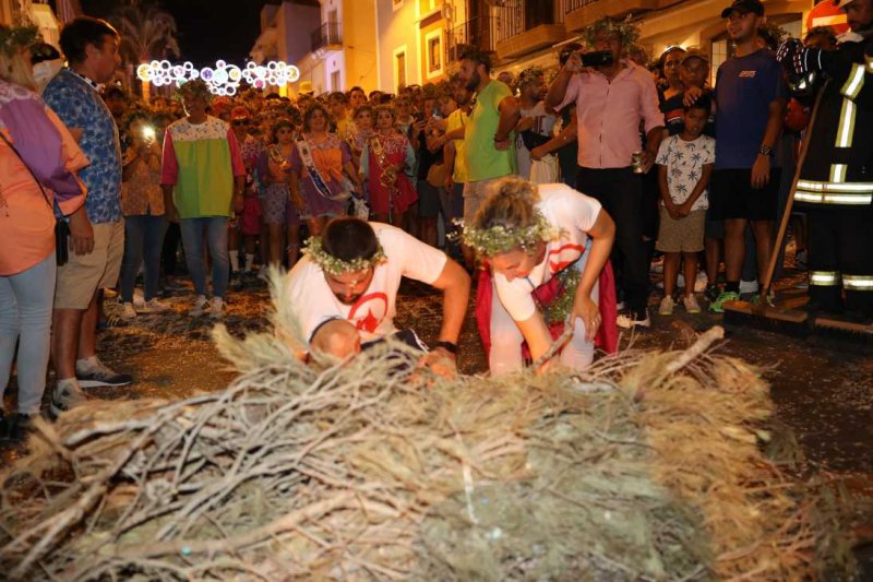 Xàbia s’encén en la nit dels focs de Fogueres Xàbia s’encén en la nit dels focs de Fogueres