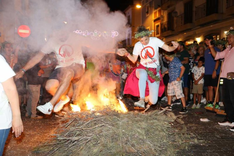 Xàbia s’encén en la nit dels focs de Fogueres Xàbia s’encén en la nit dels focs de Fogueres