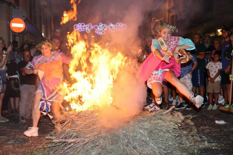 Xàbia s’encén en la nit dels focs de Fogueres Xàbia s’encén en la nit dels focs de Fogueres