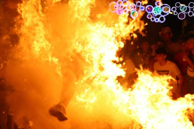 Xàbia s’encén en la nit dels focs de Fogueres Xàbia s’encén en la nit dels focs de Fogueres