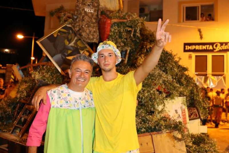 Xàbia s’encén en la nit dels focs de Fogueres Xàbia s’encén en la nit dels focs de Fogueres