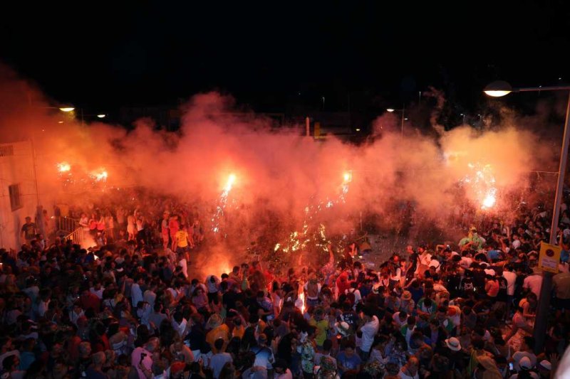 Xàbia s’encén en la nit dels focs de Fogueres Xàbia s’encén en la nit dels focs de Fogueres