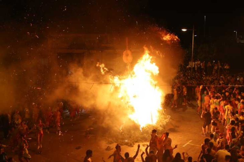 Xàbia s’encén en la nit dels focs de Fogueres Xàbia s’encén en la nit dels focs de Fogueres