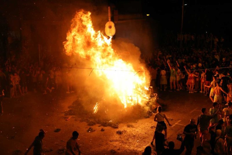 Xàbia s’encén en la nit dels focs de Fogueres Xàbia s’encén en la nit dels focs de Fogueres
