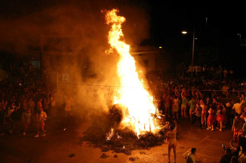 Xàbia s’encén en la nit dels focs de Fogueres Xàbia s’encén en la nit dels focs de Fogueres