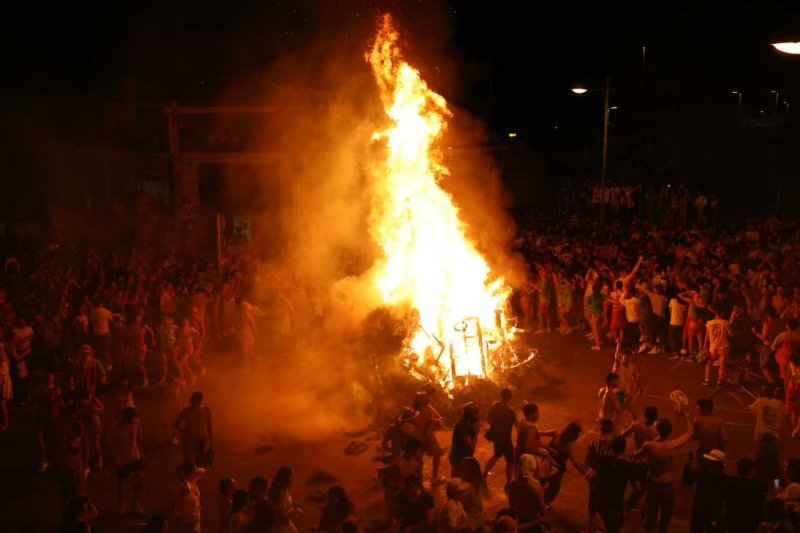 Xàbia s’encén en la nit dels focs de Fogueres Xàbia s’encén en la nit dels focs de Fogueres