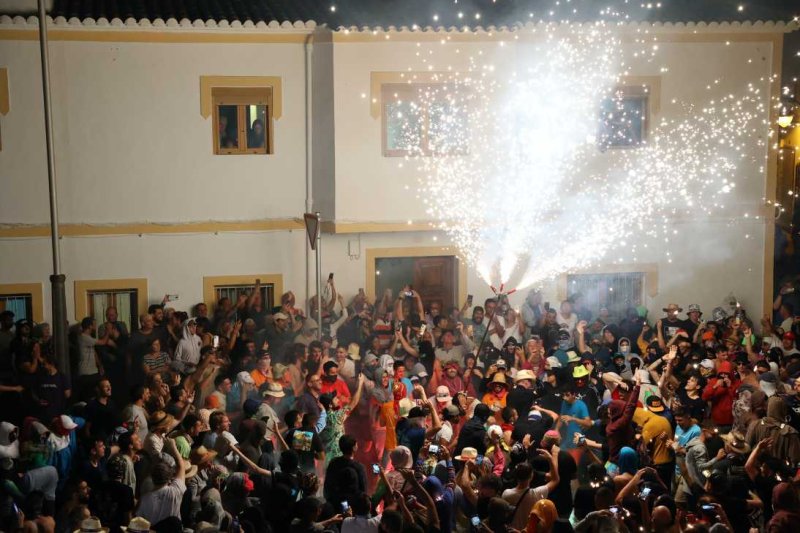 Xàbia s’encén en la nit dels focs de Fogueres Xàbia s’encén en la nit dels focs de Fogueres