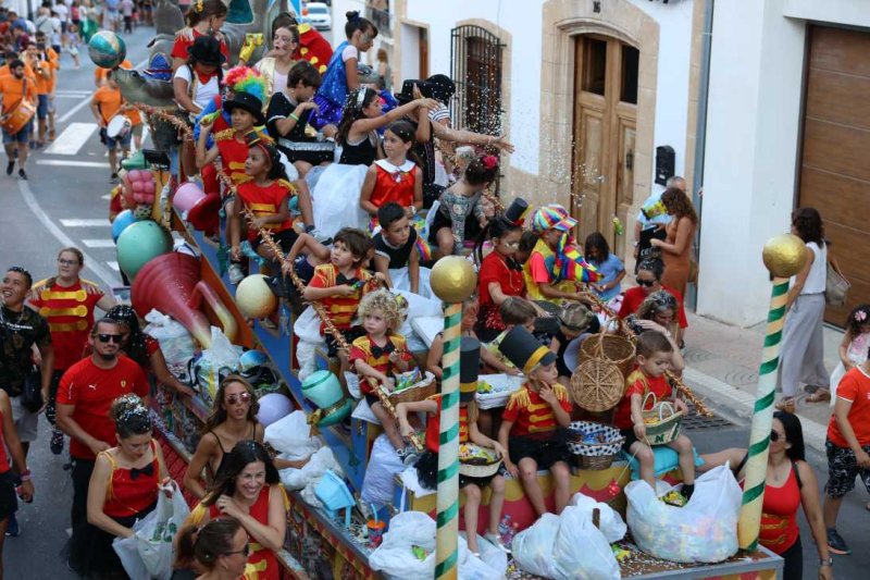 La segona cavalcada de carrosses de les Fogueres de Xàbia discorre amb molt de colorit i ambient La segona cavalcada de carrosses de les Fogueres de Xàbia discorre amb molt de colorit i ambient