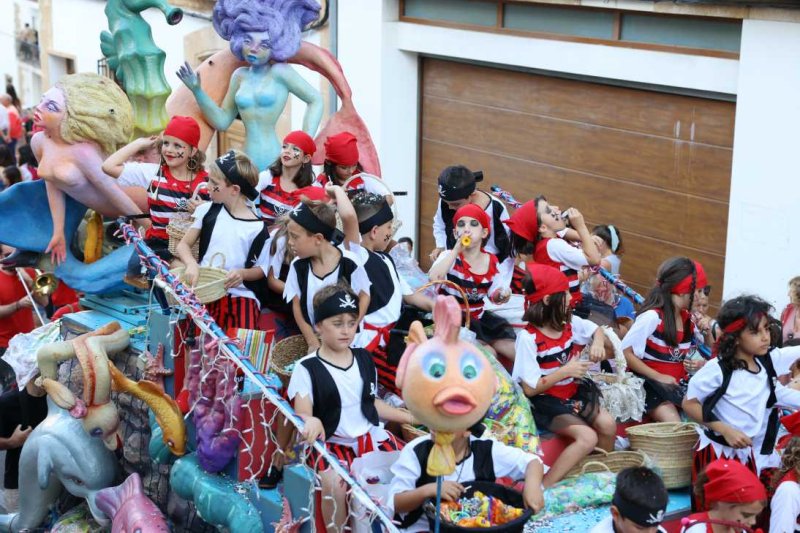 La segona cavalcada de carrosses de les Fogueres de Xàbia discorre amb molt de colorit i ambient La segona cavalcada de carrosses de les Fogueres de Xàbia discorre amb molt de colorit i ambient