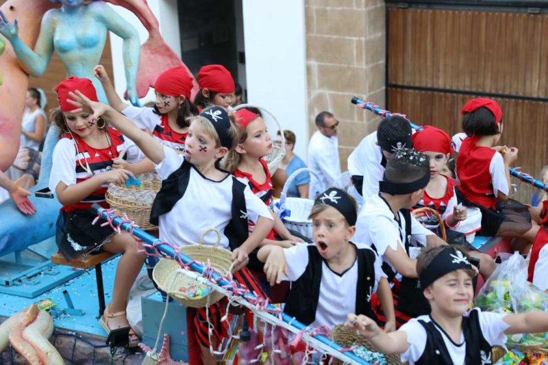 La segona cavalcada de carrosses de les Fogueres de Xàbia discorre amb molt de colorit i ambient La segona cavalcada de carrosses de les Fogueres de Xàbia discorre amb molt de colorit i ambient