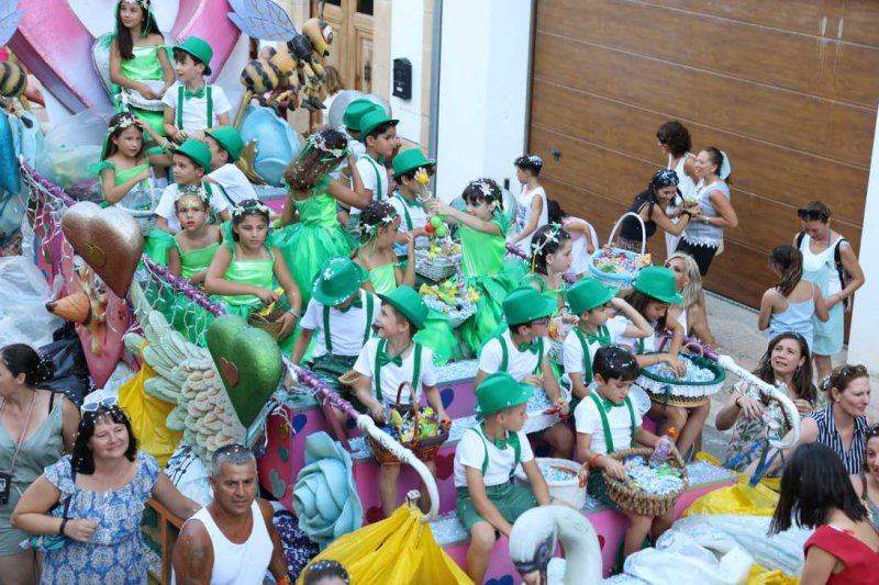 La segona cavalcada de carrosses de les Fogueres de Xàbia discorre amb molt de colorit i ambient La segona cavalcada de carrosses de les Fogueres de Xàbia discorre amb molt de colorit i ambient