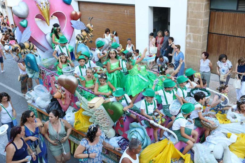 La segona cavalcada de carrosses de les Fogueres de Xàbia discorre amb molt de colorit i ambient La segona cavalcada de carrosses de les Fogueres de Xàbia discorre amb molt de colorit i ambient