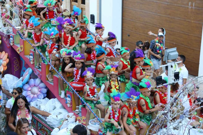 La segona cavalcada de carrosses de les Fogueres de Xàbia discorre amb molt de colorit i ambient La segona cavalcada de carrosses de les Fogueres de Xàbia discorre amb molt de colorit i ambient