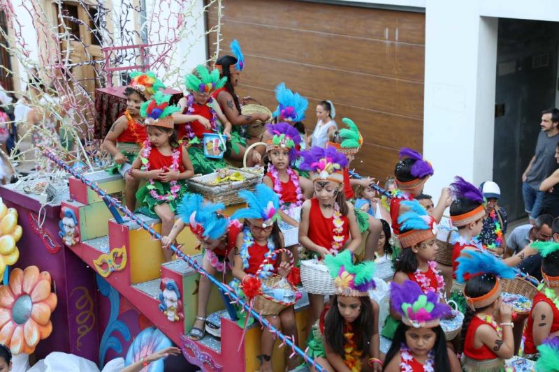 La segona cavalcada de carrosses de les Fogueres de Xàbia discorre amb molt de colorit i ambient La segona cavalcada de carrosses de les Fogueres de Xàbia discorre amb molt de colorit i ambient