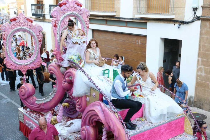 La segona cavalcada de carrosses de les Fogueres de Xàbia discorre amb molt de colorit i ambient La segona cavalcada de carrosses de les Fogueres de Xàbia discorre amb molt de colorit i ambient