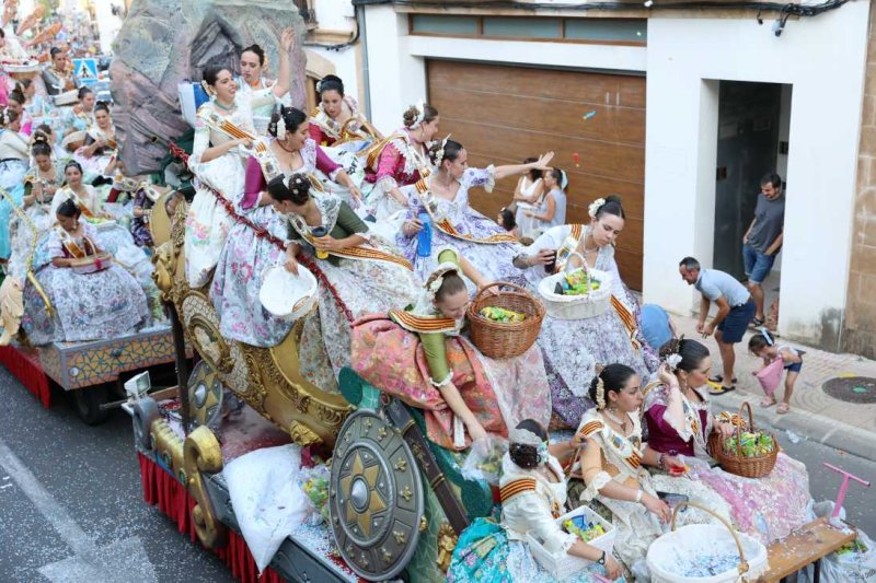 La segona cavalcada de carrosses de les Fogueres de Xàbia discorre amb molt de colorit i ambient La segona cavalcada de carrosses de les Fogueres de Xàbia discorre amb molt de colorit i ambient