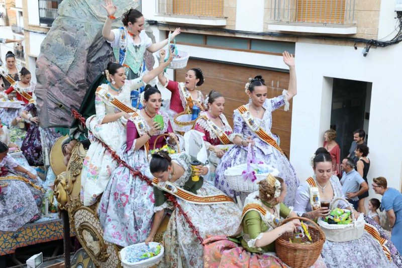 La segona cavalcada de carrosses de les Fogueres de Xàbia discorre amb molt de colorit i ambient La segona cavalcada de carrosses de les Fogueres de Xàbia discorre amb molt de colorit i ambient