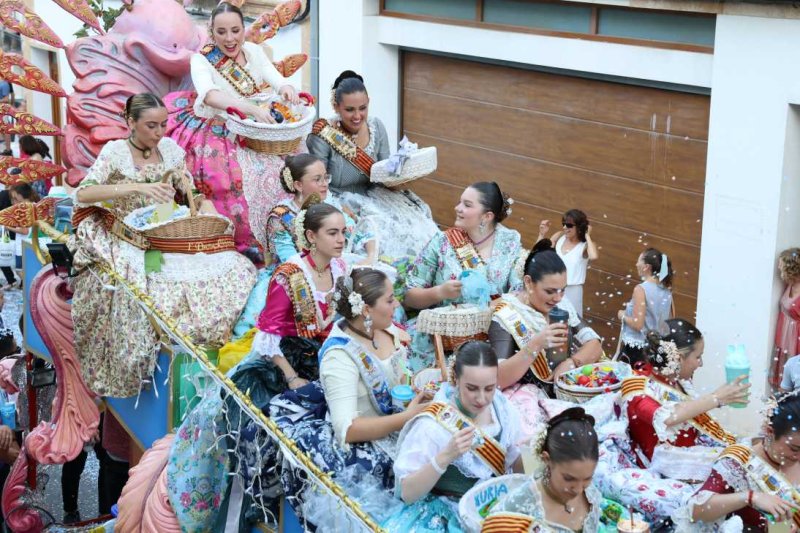 La segona cavalcada de carrosses de les Fogueres de Xàbia discorre amb molt de colorit i ambient La segona cavalcada de carrosses de les Fogueres de Xàbia discorre amb molt de colorit i ambient