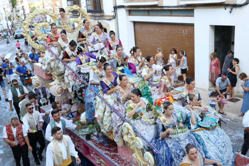 La segona cavalcada de carrosses de les Fogueres de Xàbia discorre amb molt de colorit i ambient La segona cavalcada de carrosses de les Fogueres de Xàbia discorre amb molt de colorit i ambient