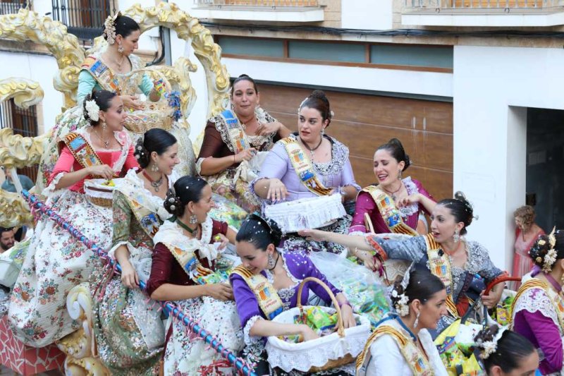 La segona cavalcada de carrosses de les Fogueres de Xàbia discorre amb molt de colorit i ambient La segona cavalcada de carrosses de les Fogueres de Xàbia discorre amb molt de colorit i ambient