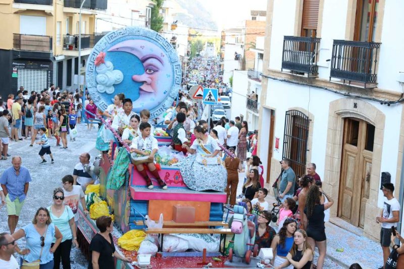 La segona cavalcada de carrosses de les Fogueres de Xàbia discorre amb molt de colorit i ambient La segona cavalcada de carrosses de les Fogueres de Xàbia discorre amb molt de colorit i ambient