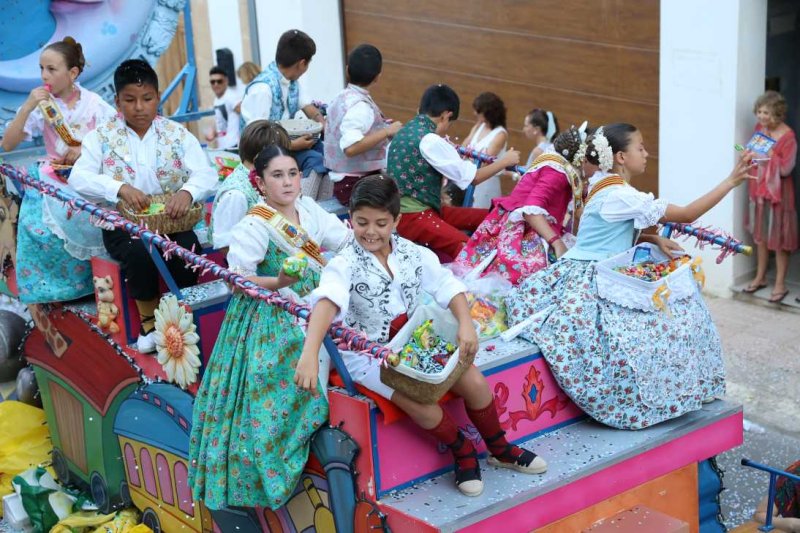 La segona cavalcada de carrosses de les Fogueres de Xàbia discorre amb molt de colorit i ambient La segona cavalcada de carrosses de les Fogueres de Xàbia discorre amb molt de colorit i ambient