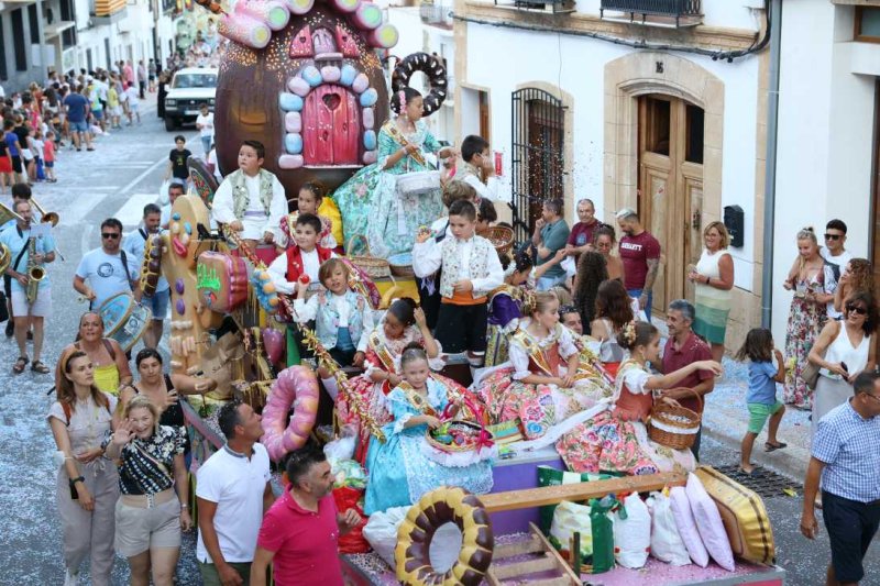 La segona cavalcada de carrosses de les Fogueres de Xàbia discorre amb molt de colorit i ambient La segona cavalcada de carrosses de les Fogueres de Xàbia discorre amb molt de colorit i ambient