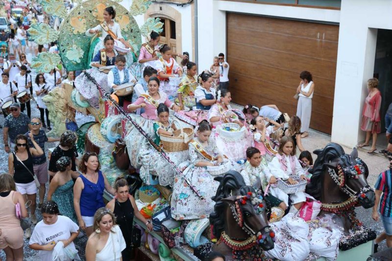 La segona cavalcada de carrosses de les Fogueres de Xàbia discorre amb molt de colorit i ambient La segona cavalcada de carrosses de les Fogueres de Xàbia discorre amb molt de colorit i ambient