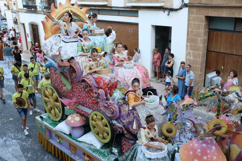 La segona cavalcada de carrosses de les Fogueres de Xàbia discorre amb molt de colorit i ambient La segona cavalcada de carrosses de les Fogueres de Xàbia discorre amb molt de colorit i ambient