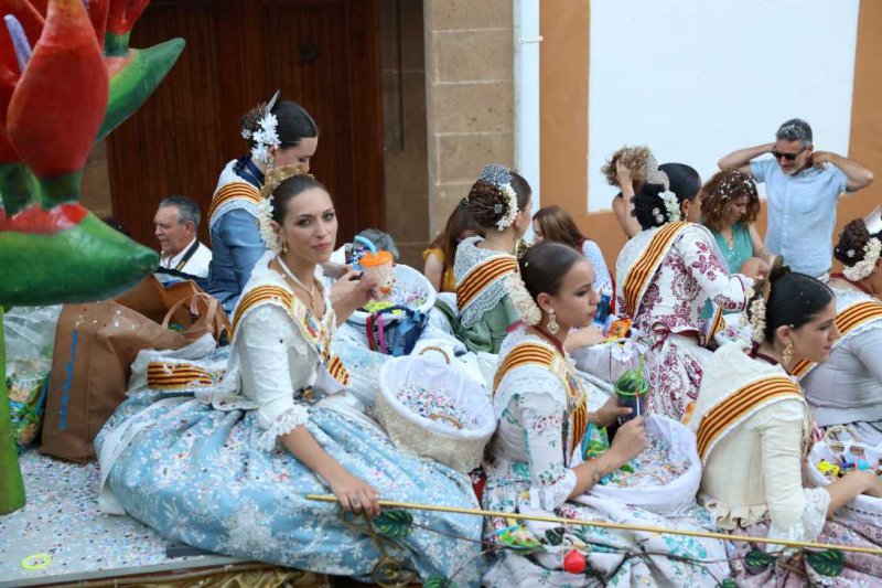La segona cavalcada de carrosses de les Fogueres de Xàbia discorre amb molt de colorit i ambient La segona cavalcada de carrosses de les Fogueres de Xàbia discorre amb molt de colorit i ambient