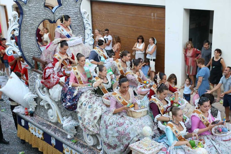 La segona cavalcada de carrosses de les Fogueres de Xàbia discorre amb molt de colorit i ambient La segona cavalcada de carrosses de les Fogueres de Xàbia discorre amb molt de colorit i ambient