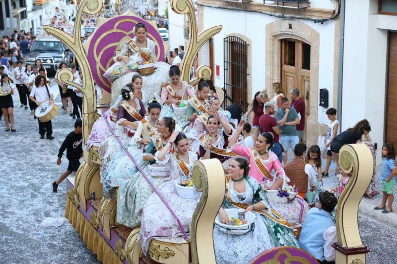 La segona cavalcada de carrosses de les Fogueres de Xàbia discorre amb molt de colorit i ambient La segona cavalcada de carrosses de les Fogueres de Xàbia discorre amb molt de colorit i ambient