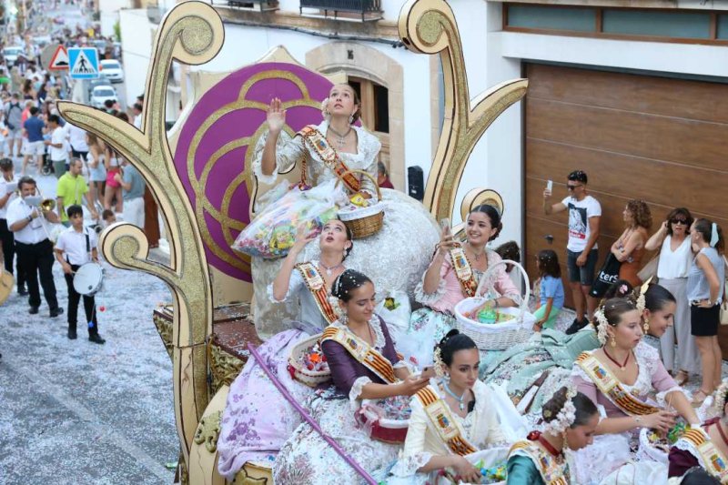 La segona cavalcada de carrosses de les Fogueres de Xàbia discorre amb molt de colorit i ambient La segona cavalcada de carrosses de les Fogueres de Xàbia discorre amb molt de colorit i ambient