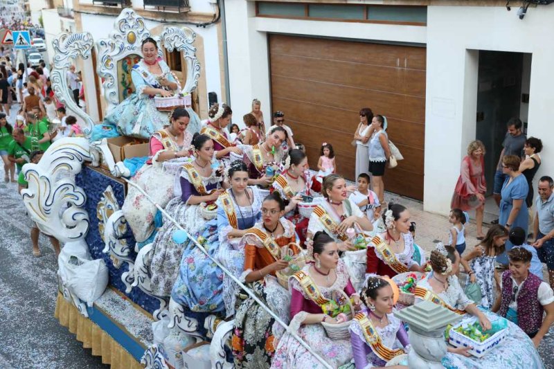 La segona cavalcada de carrosses de les Fogueres de Xàbia discorre amb molt de colorit i ambient La segona cavalcada de carrosses de les Fogueres de Xàbia discorre amb molt de colorit i ambient