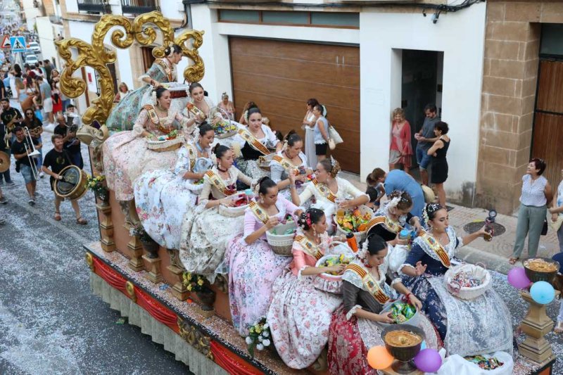 La segona cavalcada de carrosses de les Fogueres de Xàbia discorre amb molt de colorit i ambient La segona cavalcada de carrosses de les Fogueres de Xàbia discorre amb molt de colorit i ambient