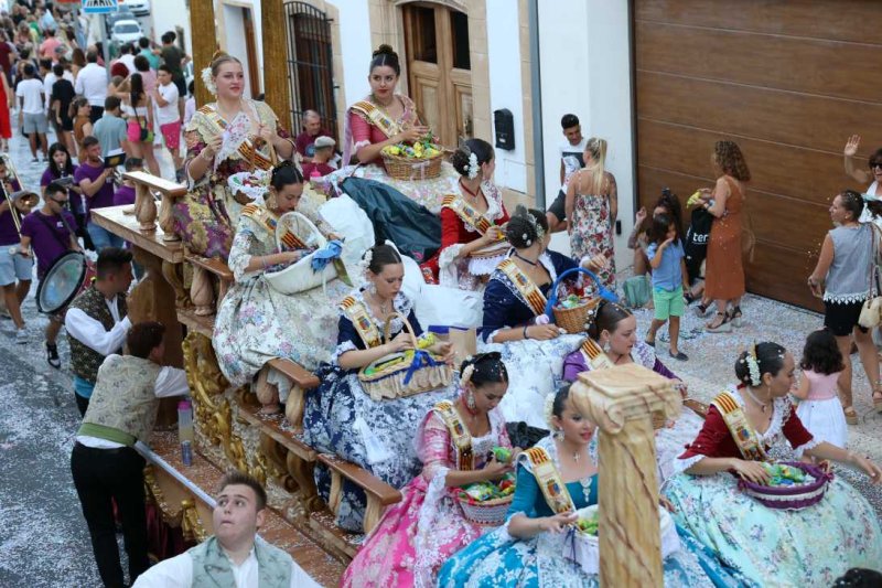 La segona cavalcada de carrosses de les Fogueres de Xàbia discorre amb molt de colorit i ambient La segona cavalcada de carrosses de les Fogueres de Xàbia discorre amb molt de colorit i ambient