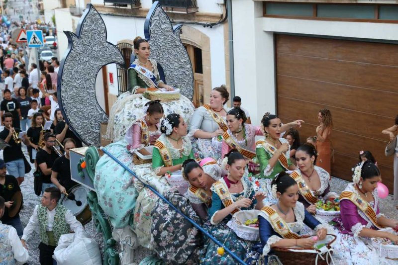La segona cavalcada de carrosses de les Fogueres de Xàbia discorre amb molt de colorit i ambient La segona cavalcada de carrosses de les Fogueres de Xàbia discorre amb molt de colorit i ambient