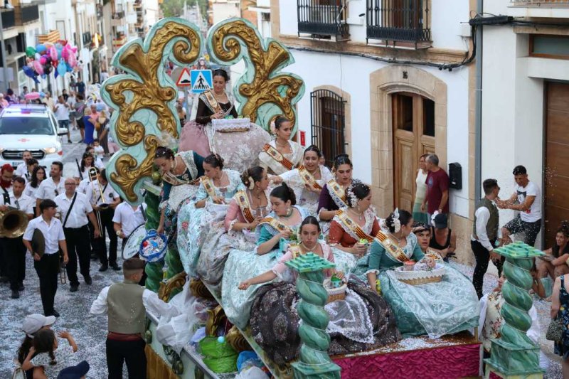 La segona cavalcada de carrosses de les Fogueres de Xàbia discorre amb molt de colorit i ambient La segona cavalcada de carrosses de les Fogueres de Xàbia discorre amb molt de colorit i ambient