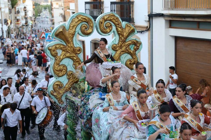La segona cavalcada de carrosses de les Fogueres de Xàbia discorre amb molt de colorit i ambient La segona cavalcada de carrosses de les Fogueres de Xàbia discorre amb molt de colorit i ambient
