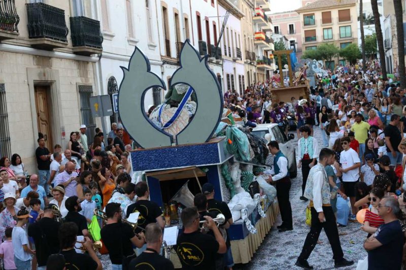 La segona cavalcada de carrosses de les Fogueres de Xàbia discorre amb molt de colorit i ambient La segona cavalcada de carrosses de les Fogueres de Xàbia discorre amb molt de colorit i ambient