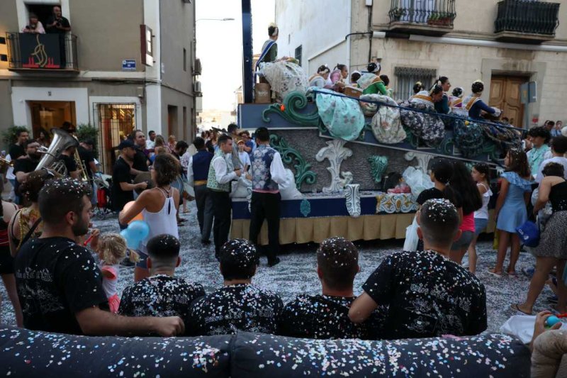 La segona cavalcada de carrosses de les Fogueres de Xàbia discorre amb molt de colorit i ambient La segona cavalcada de carrosses de les Fogueres de Xàbia discorre amb molt de colorit i ambient