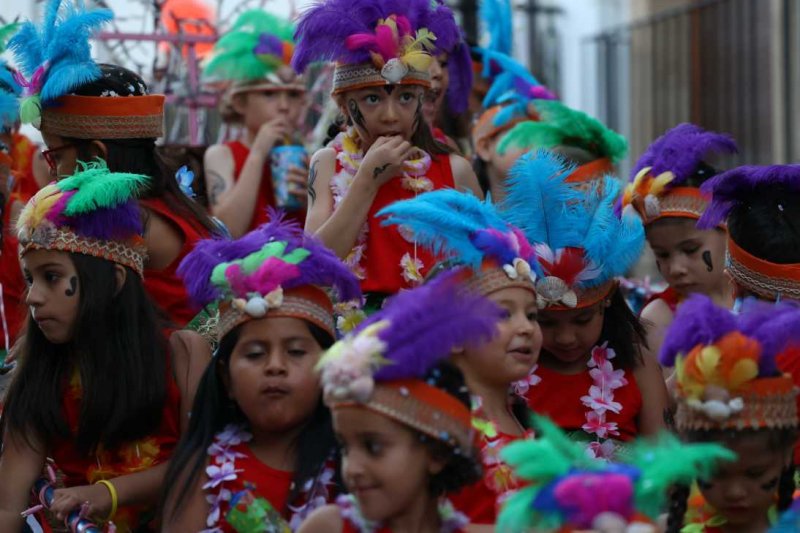 La segona cavalcada de carrosses de les Fogueres de Xàbia discorre amb molt de colorit i ambient La segona cavalcada de carrosses de les Fogueres de Xàbia discorre amb molt de colorit i ambient