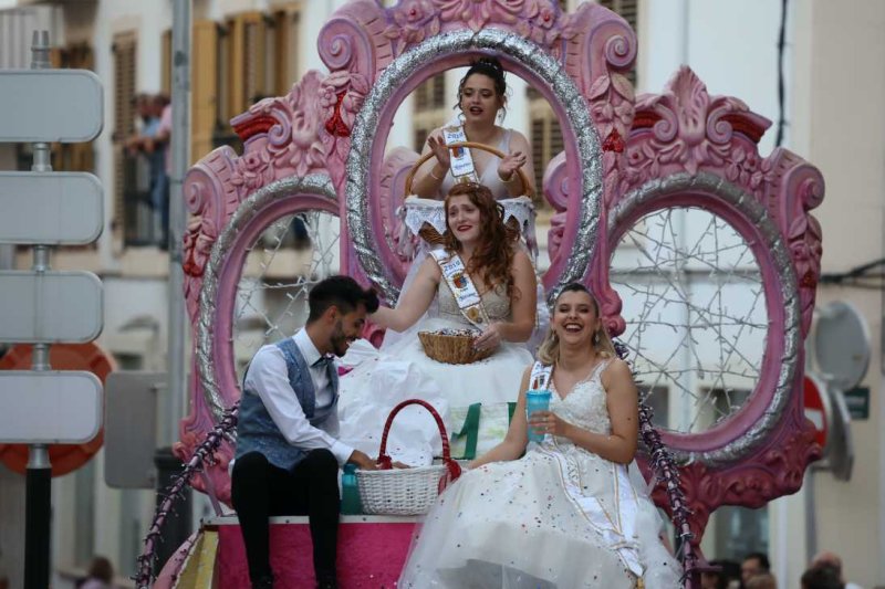 La segona cavalcada de carrosses de les Fogueres de Xàbia discorre amb molt de colorit i ambient La segona cavalcada de carrosses de les Fogueres de Xàbia discorre amb molt de colorit i ambient