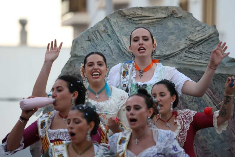 La segona cavalcada de carrosses de les Fogueres de Xàbia discorre amb molt de colorit i ambient La segona cavalcada de carrosses de les Fogueres de Xàbia discorre amb molt de colorit i ambient