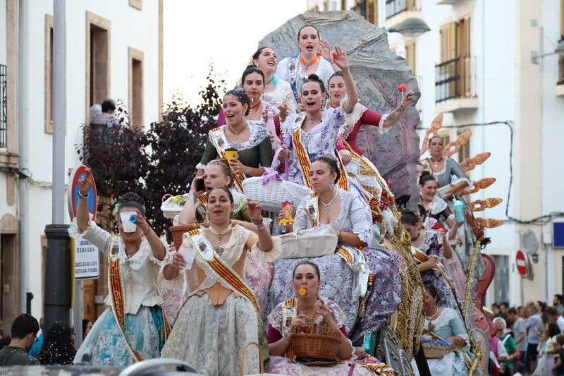La segona cavalcada de carrosses de les Fogueres de Xàbia discorre amb molt de colorit i ambient La segona cavalcada de carrosses de les Fogueres de Xàbia discorre amb molt de colorit i ambient