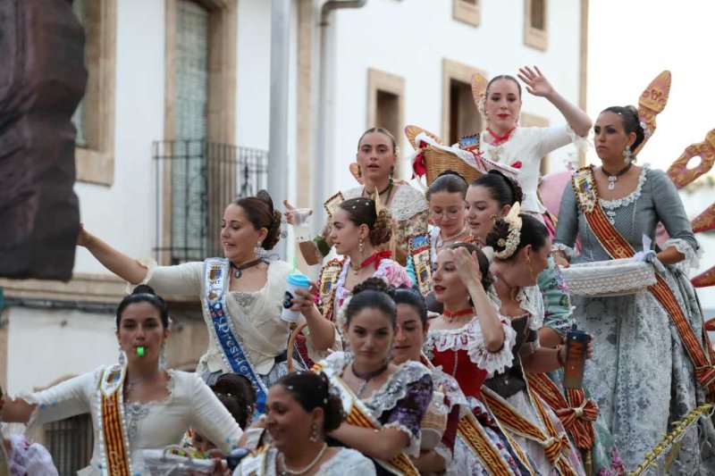 La segona cavalcada de carrosses de les Fogueres de Xàbia discorre amb molt de colorit i ambient La segona cavalcada de carrosses de les Fogueres de Xàbia discorre amb molt de colorit i ambient