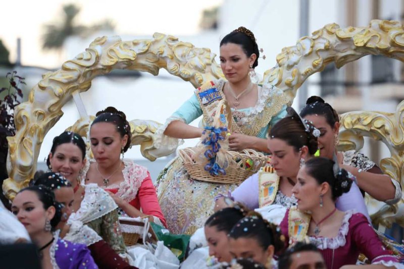 La segona cavalcada de carrosses de les Fogueres de Xàbia discorre amb molt de colorit i ambient La segona cavalcada de carrosses de les Fogueres de Xàbia discorre amb molt de colorit i ambient