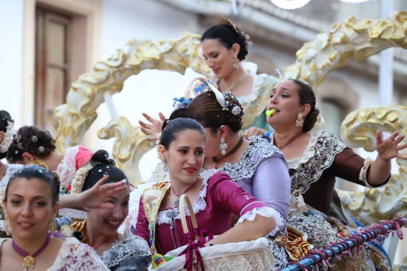 La segona cavalcada de carrosses de les Fogueres de Xàbia discorre amb molt de colorit i ambient La segona cavalcada de carrosses de les Fogueres de Xàbia discorre amb molt de colorit i ambient